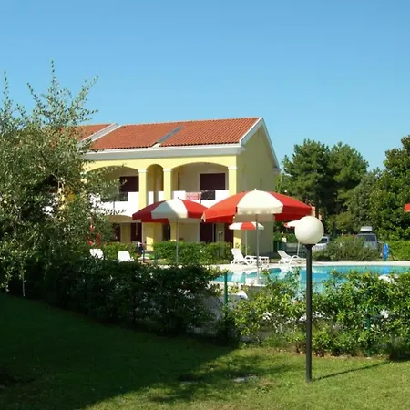 Three-room Flat In A With Shared Pool بيبيوني