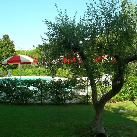 Three-room Flat In A With Shared Pool Apartman